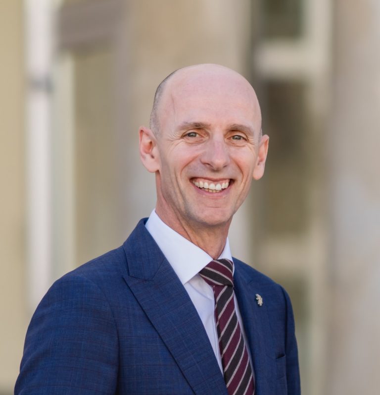 Landesrat Willibald Ehrenhöfer Portrait, im Hintergrund verschowmmen der steirische Landtag