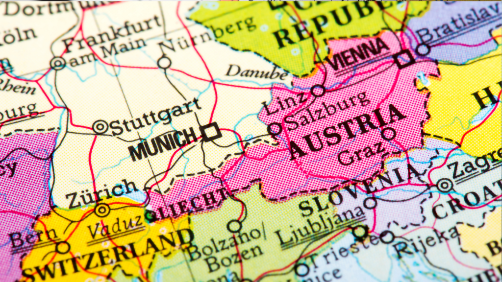 Alte Weltkarte mit Österreich im Zenturm