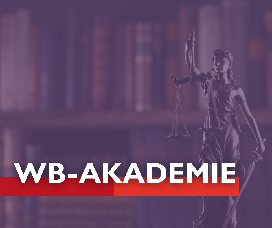 Symbolische Justitia‑Figur mit Waage vor juristischem Bücherregal, darüber der Schriftzug ‚WB‑AKADEMIE‘