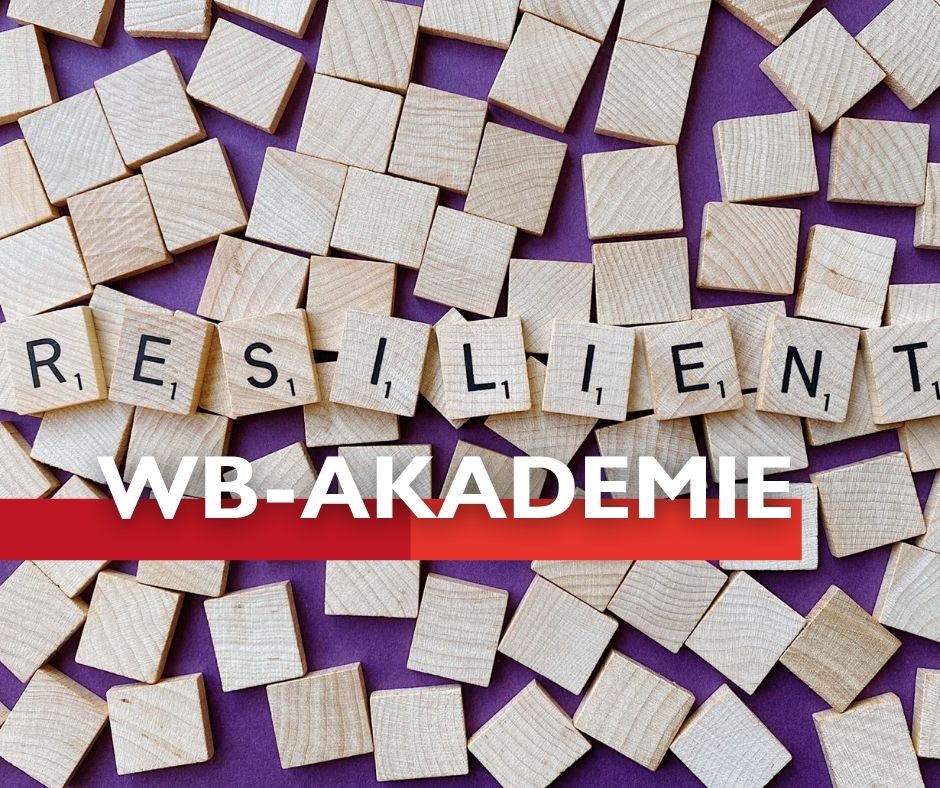 Holzbuchstaben bilden das Wort „RESILIENT“ zwischen verstreuten Holzplättchen auf violettem Hintergrund.