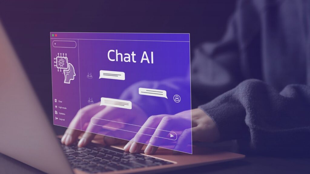 Eine Person tippt auf einem Laptop; darüber ist eine violett leuchtende, virtuelle Benutzeroberfläche mit der Aufschrift „Chat AI“ und mehreren Chat-Symbolen eingeblendet.