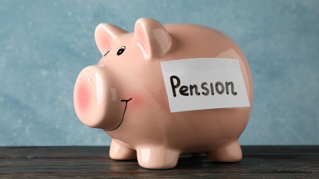 Rosafarbenes Sparschwein mit der Aufschrift „Pension“ als Symbol für private Altersvorsorge und langfristigen Vermögensaufbau.