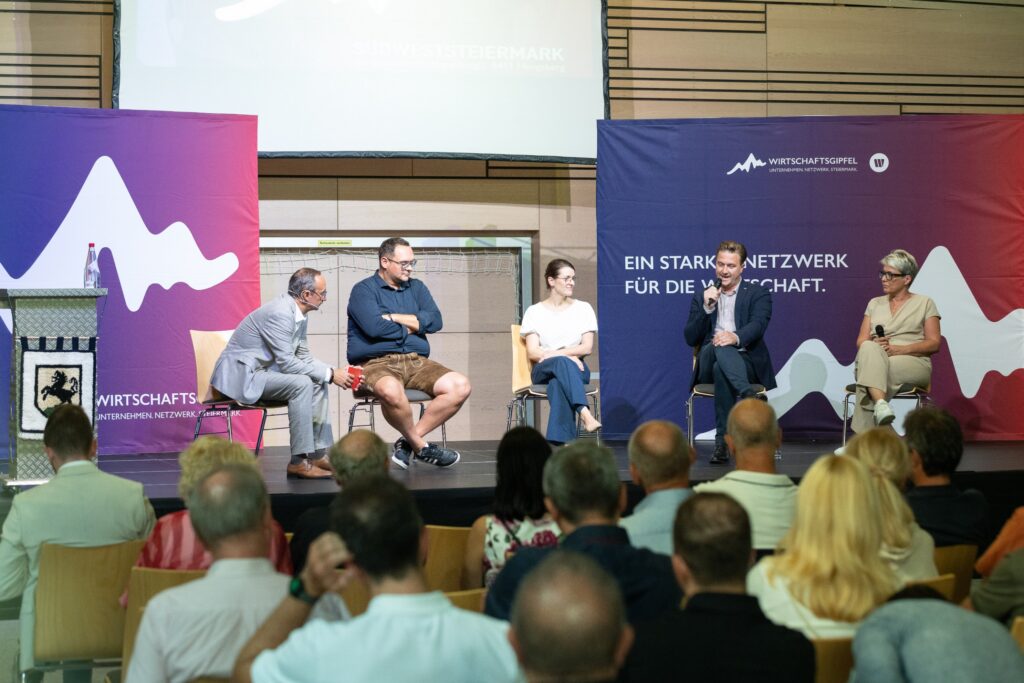 Die Podiumsgäste beim Wirtschaftsgipfel in Hengsberg im Gespräch mit WB-Direktor Jochen Pack