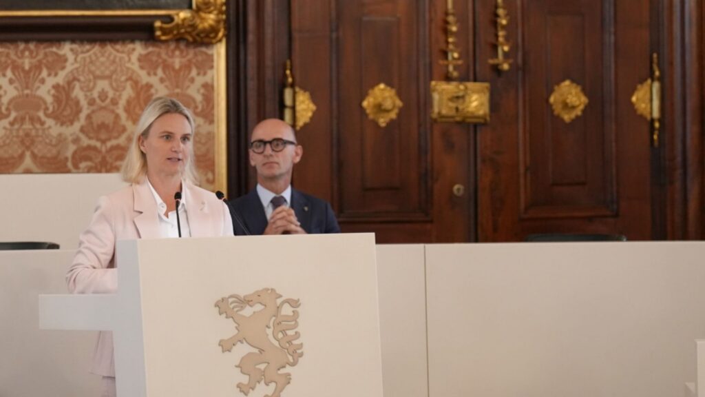 Martina Kaufmann spricht im Landtag zur Stärkung der dualen Ausbildung. Die Regierungsfraktionen bringen einen Antrag zur Absicherung der Lehrstellenförderung, zur Entlastung von Ausbildungsbetrieben und zur Fachkräftesicherung ein.