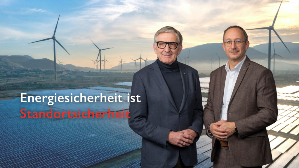 Josef Herk und Jochen Pack vor Windkraftanlagen und Photovoltaikflächen. Der Wirtschaftsbund Steiermark unterstützt Investitionen in die Energie Steiermark für mehr Energiesicherheit, Standortsicherheit und eine wettbewerbsfähige Energieversorgung.