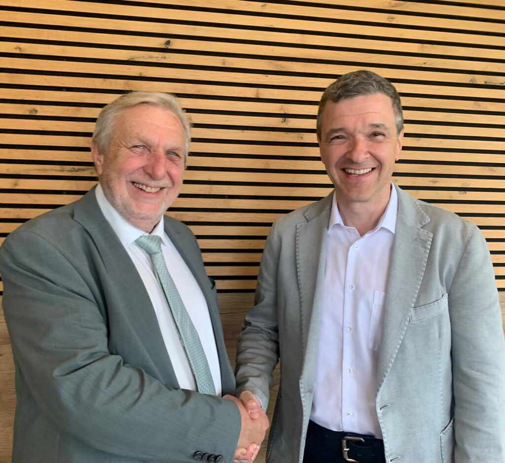 Der ausgeschiedene Landesinnungsmeister Koudelka und Landesinnungsmeister Konrad beim Handshake.