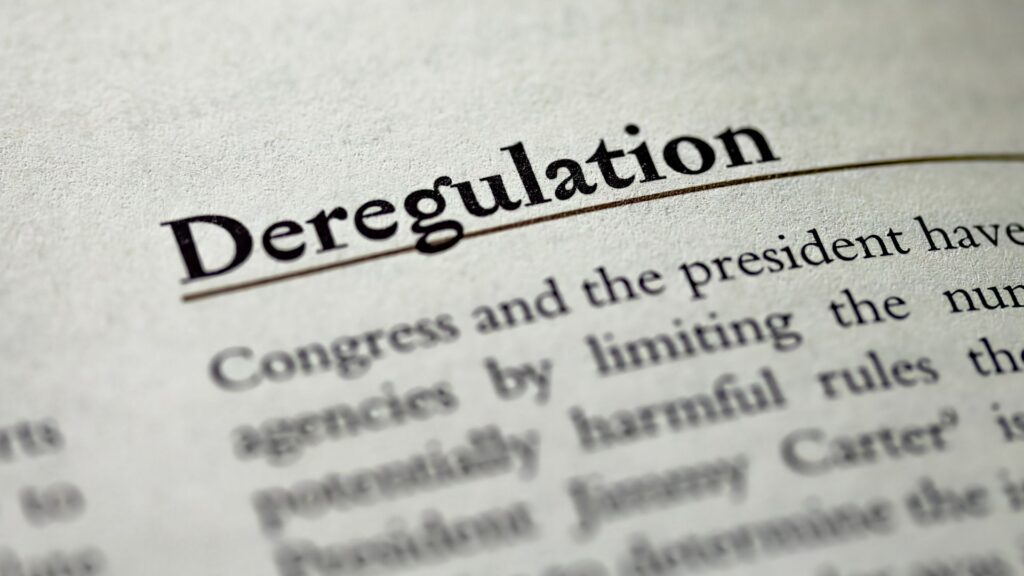 Nahaufnahme des Begriffs ‚Deregulation‘ in einem gedruckten Text als Symbol für Entbürokratisierung und Bürokratieabbau. Passend zum Thema Gewerbeordnungsnovelle.