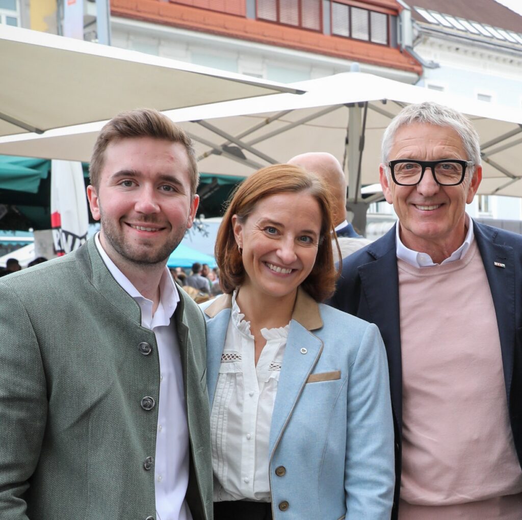Org.-Ref. Simon Bäck, Bezirksgruppenobfrau Astrid Baumann und Präsident Josef Herk lachen in die Kamera.